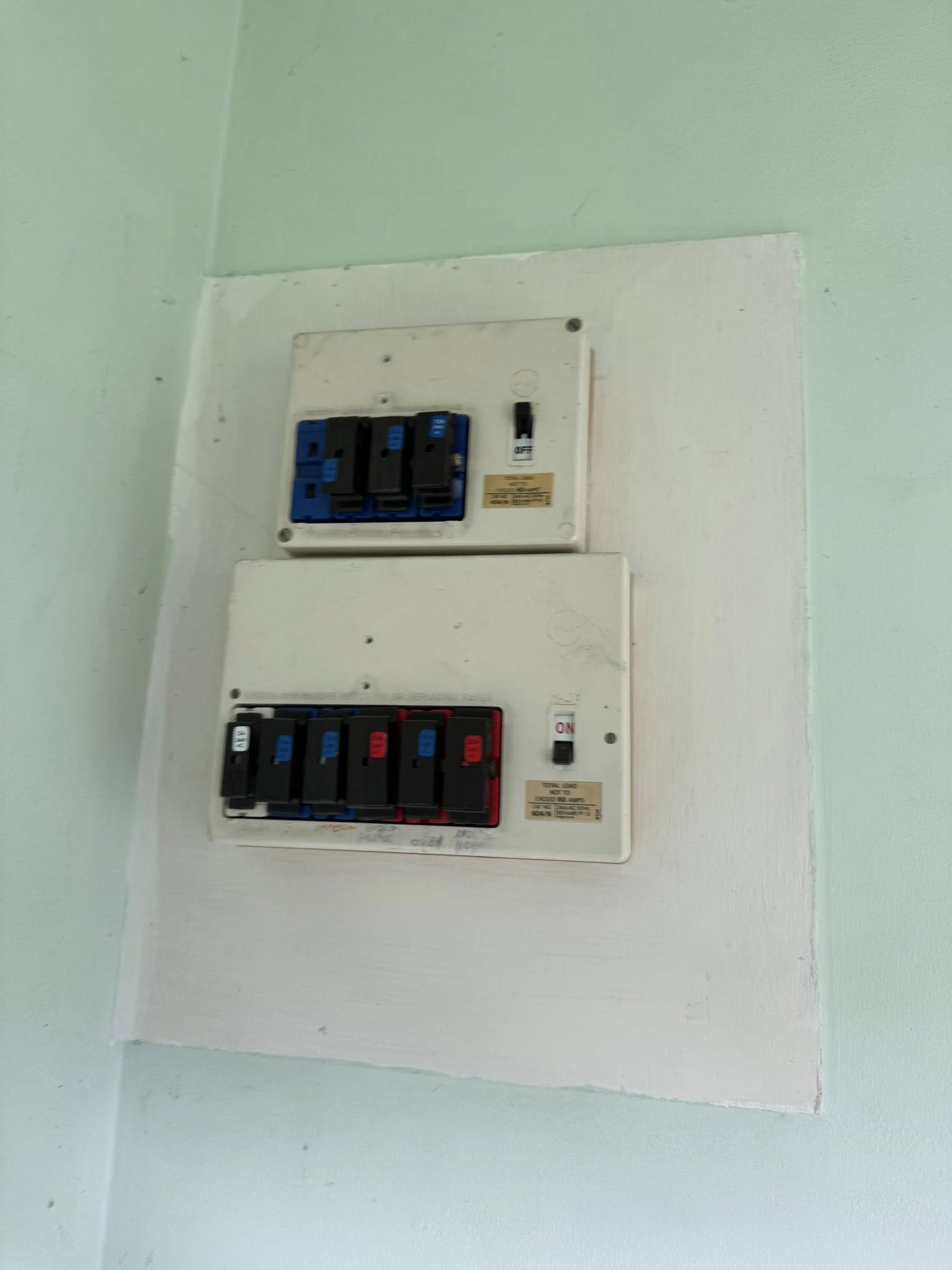 Domestic electrical consumer units and circuit breakers installation